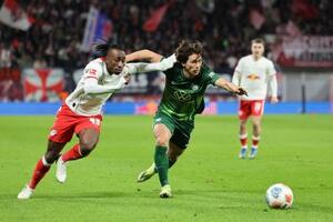 　プレーするウォルフスブルクの塩貝健人（右）＝１５日、ライプチヒ（ゲッティ＝共同）