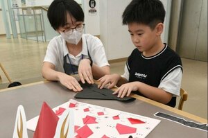 戦国武将のかぶと作りを楽しむ子どもたち=上越市本城町