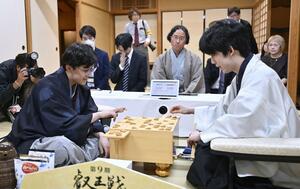 将棋の第9期叡王戦第5局を終え、感想戦で対局を振り返る伊藤匠新叡王(左)と藤井聡太七冠=6月20日夜、甲府市