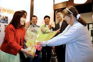 家族や支援者と初当選を喜ぶ魚野ルミさん(左)=4月21日、村上市大工町