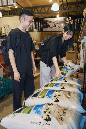 こしいぶきの新米が並ぶ「ピカリ産直市場お冨さん」=新潟市中央区