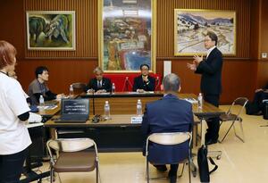 平将明デジタル相(右)と長岡市山古志地域の「デジタル村民」らとの意見交換会=11月6日、長岡市