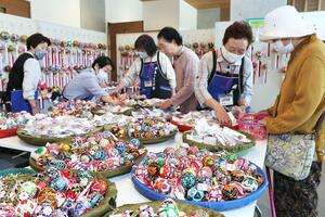 色とりどりの手まりが並ぶ「栃尾てまりまつり」=6月8日、長岡市中央公園