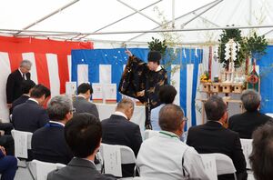 小水力発電所建設工事の安全を祈願した地鎮祭=5月17日、津南町秋成