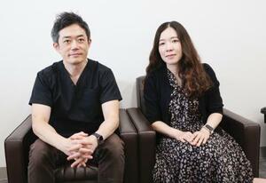 神経性過食症に対するオンライン認知行動療法を開発した福井大・子どものこころの発達研究センターの浜谷沙世助教(右)と水野賀史准教授=福井県永平寺町