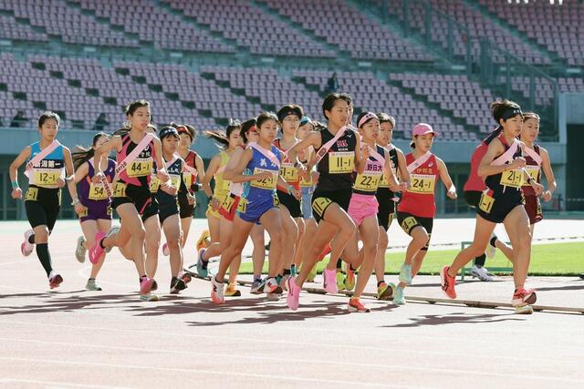 女子　一斉にスタートする選手＝ビッグスワン
