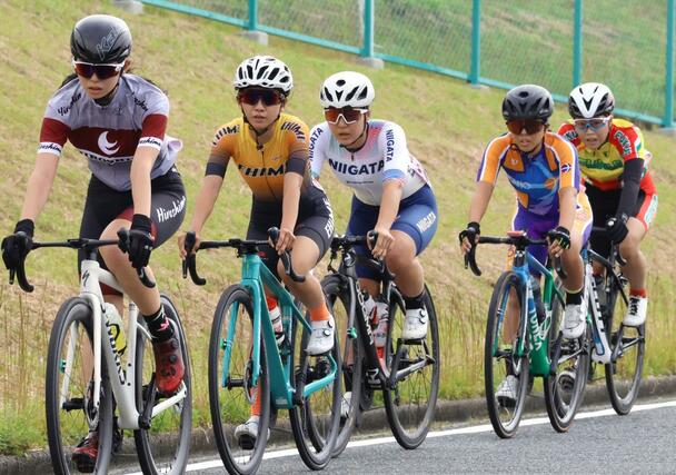 自転車女子個人ロードレース 優勝した水谷彩奈(左から3人目)=大分県日田市