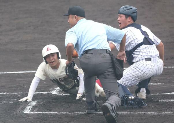 糸魚川－新発田中央　１回表糸魚川２死二塁、中澤克斗の適時打で巻渕彩人（左）が生還し１－０＝柏崎市佐藤池野球場