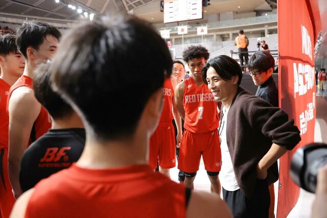 男子３回戦　北陸学院（石川）－開志国際　試合後、開志国際の選手たちを激励する富樫勇樹＝東京体育館