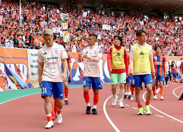 新潟-FC東京 FC東京に敗れ、サポーターにあいさつし、引き上げる新潟の選手たち=ビッグスワン