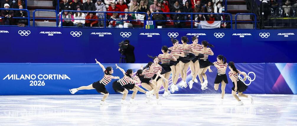 女子SPでトリプルアクセルを決めた中井亜美の連続合成写真(右から左へ)。五輪で日本女子4人目のトリプルアクセル成功者となった=ミラノ(共同)