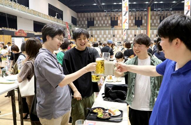 大勢の来場者がビールや料理を楽しんだ「ドイツフェスト」＝２０日、長岡市大手通１