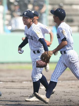 北越-長岡 9回裏、北越の2番手投手・五十嵐亮太(左)がピンチをしのぎ、勝利を決める=9月16日、新発田市五十公野公園野球場
