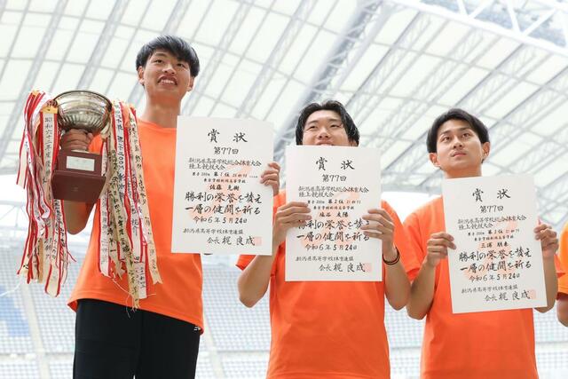 男子200メートル決勝 表彰台を独占し、喜ぶ優勝した佐藤克樹(左)ら東京学館の選手たち=デンカビッグスワン