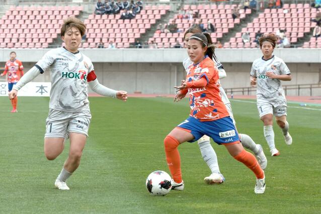 新潟Ｌ－長野　後半、ドリブルで突破を図るＭＦ滝川結女＝ビッグスワン