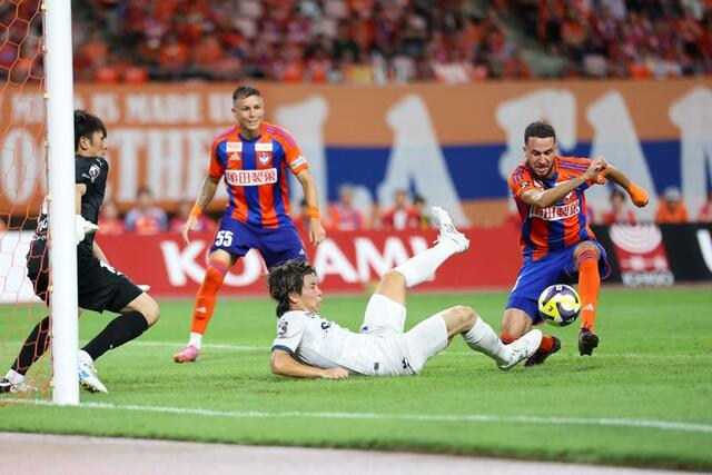 新潟－清水　後半、ゴール前にＦＷブーダが詰めるが決めきれず＝１３日、デンカビッグスワン