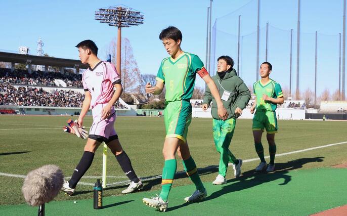 試合終了後、あいさつを終え引き上げる主将のＤＦ西馬礼（中央）ら＝浦和駒場スタジアム