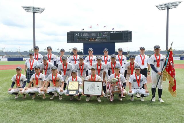 初優勝を果たした新潟産大付の選手たち＝エコスタ