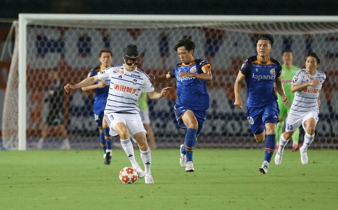 新潟ー長崎　前半途中から出場した新潟のＭＦ宮本英治。フェイスガードを装着してプレーした＝トラスタ