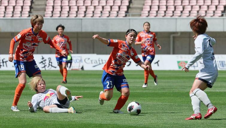 前半、ＦＷ山本結菜が攻め込む＝デンカビッグスワン