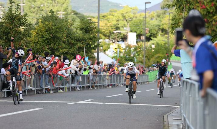 準優勝の水谷彩奈がフィニッシュ。左は優勝した池田瑞紀(福岡)=9月21日、滋賀県東近江市