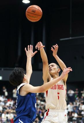 開志国際－日本航空　第４クオーター、開志国際の平良宗龍がシュートを決め、７７－５４＝福岡市