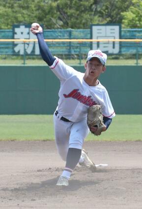 上越－海洋　４回７奪三振と力投した上越の先発井上珠希＝柏崎市佐藤池球場