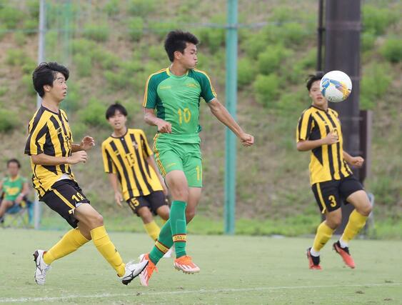 男子3回戦 東海大相模-帝京長岡 後半8分、帝京長岡のFW柳田夢輝がシュートを決め、4-0=福島県Jヴィレッジ