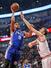 NBAセブンティシクサーズ時代のジャリル・オカフォー(8)。右はブルズのパウ・ガソル=2015年、シカゴ(ゲッティ=共同)