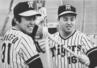 「ミスタータイガース」と呼ばれた阪神・掛布。右は岡田=甲子園
