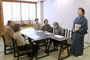 30年にわたり文学講座などの活動を続けた「けやきの会」のメンバーら=新潟市西蒲区今井