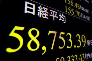 　日経平均株価の終値を示すモニター。前日比１７０円２７銭高の５万８７５３円３９銭で、最高値を連日で更新した＝２６日午後、東京・東新橋