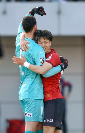 　名古屋とのＰＫ戦を制し、抱き合って喜ぶ岡山・河野（右）とＧＫモーザー＝ＪＦＥス