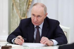 　ロシア南部ダゲスタン共和国の代表団と会談するプーチン大統領＝４月３０日、モスクワ（大統領府提供・タス＝共同）