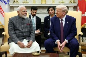 会談する米トランプ大統領とインドのモディ首相=2月、ワシントン(ロイター=共同)