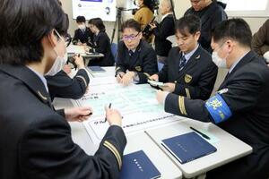 　安全対策について議論するＪＲ西日本の社員＝３月２５日、大阪府大東市のＪＲ四条畷駅