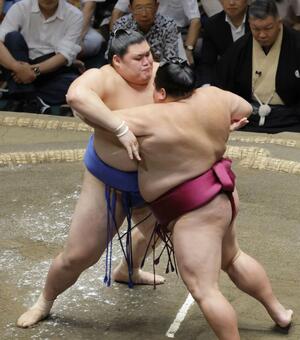 御嶽海（右）を攻める大の里。押し出しで下す＝両国国技館