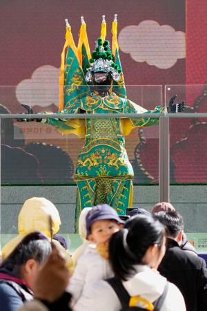 　中国の伝統演劇「京劇」を披露する人型ロボット＝３日、北京（共同）