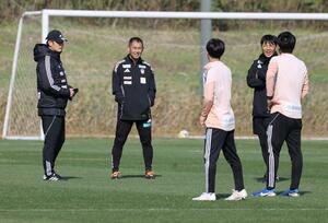 今季限りでの退任が発表されたＪ１アルビレックス新潟の入江徹監督（左から２人目）＝１１月１３日　聖籠町