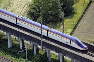 東北新幹線で回送運転中に停車した新型車両「E8系」=6月、栃木県那須塩原市