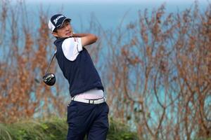 バミューダ選手権第2ラウンド、9番でティーショットを放つ星野陸也=14日、サウサンプトン(ゲッティ=共同)