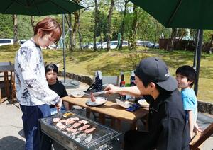 連休中ににぎわう高柳じょんのび村。来場者がバーベキューを楽しんだ=柏崎市高柳町高尾