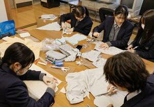 　死産した赤ちゃんに着せるエンジェルドレスを手作りする中高生＝１月、岡山市