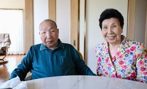 取材に応じる袴田巌さん(左)と姉ひで子さん=13日午後、浜松市