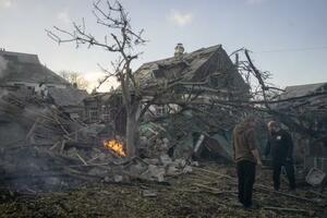 30日、ウクライナ東部ドネツク州クラマトルスクでのミサイル攻撃で損壊した建物(ゲッティ=共同)