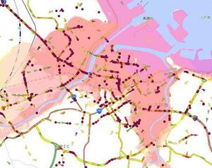 地震発生1時間後の青森県八戸市の道路渋滞状況を示すデータ。各印はスマートフォンアプリの位置情報を表し、色が濃いほど移動速度が遅いことを示す。丸印は特に遅い。着色されたエリアは最大規模の浸水想定区域(出典:アグープ社、ハザードマップポータルサイト、地図は国土地理院)
