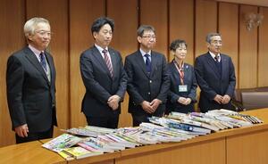 東北電力とグループ会社の日本海エル・エヌ・ジーが学習図書を聖籠町に寄贈した贈呈式=聖籠町役場