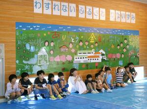 学びやでの思い出や感謝のメッセージを壁画に仕上げた子どもたち=佐渡市達者