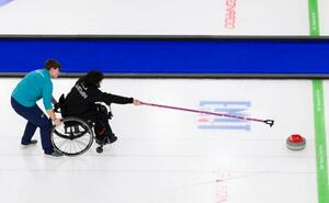 　日本―米国　第３エンド、ショットを放つ小川亜希＝コルティナダンペッツォ（共同）