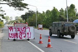 　タイ・シーサケート県ガンタララの検問所に掲げられた看板。「進入禁止、衝突地帯」と書かれている＝昨年１２月